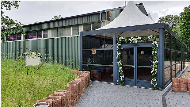 Eingang der Festhalle außen bei Tag